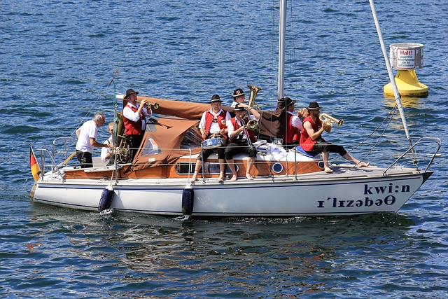 由意大利著 由意大利著